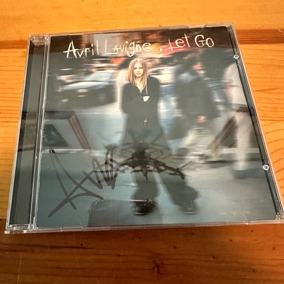 Autographed Avril Lavigne. Let Go CD - Picture 2 of 5